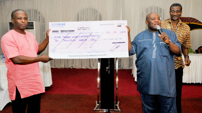 Mr Godwin Okumah Nyame (left), the Public Relations Manager of the Kumasi Metropolitan Assembly, presenting a dummy cheque to Prof. Samuel Nii Odai, the Pro-Vice Chancellor. With them is Mr Vincent Ankamah Lomotey, the university’s PRO KNUST raises funds for research, scholarship